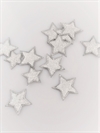 10 - 12 stk. små sølvfarvede stjerner. pynt i dekorationer, på bordet potter m.m. ca. 2 cm.